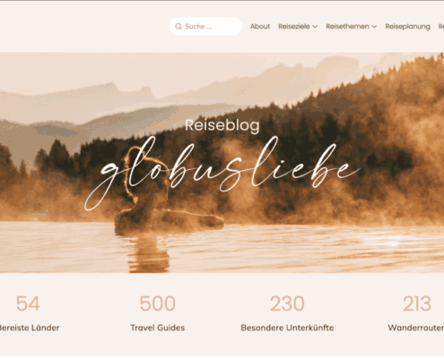 Screenshot der Startseite des Reiseblogs „globusliebe“ mit einem stimmungsvollen Hero-Bild eines Thermalbads im Nebel, elegantem Logo und einer Statistik-Leiste, die 54 bereiste Länder und 500 Travel Guides hervorhebt.
